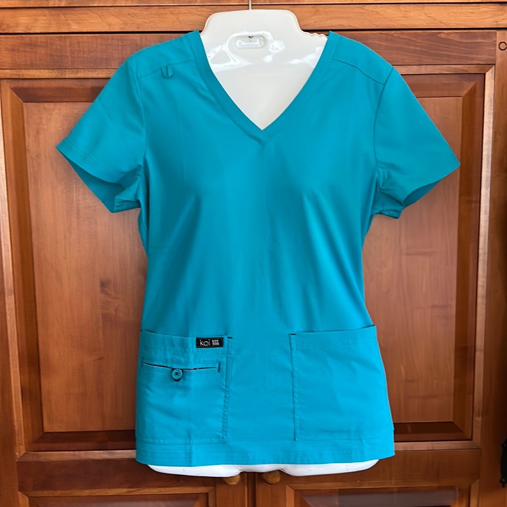 Koi Basics size small woman, scrub top